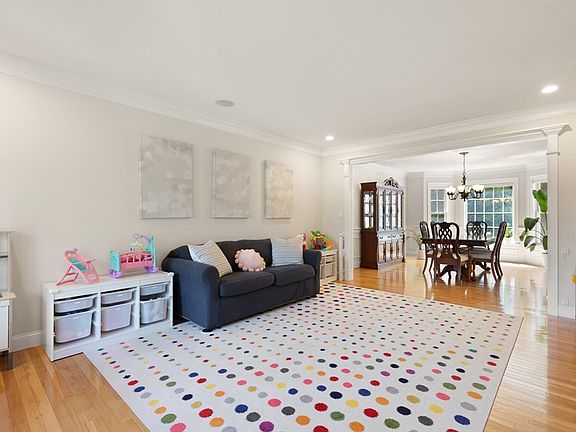 5th image of 35 Tanglewood Dr
