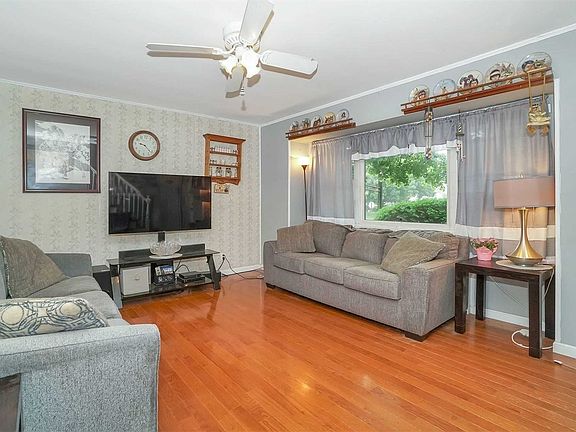 3rd image of 72 Arlyn Dr E