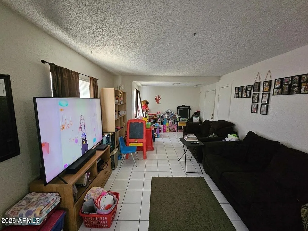 3 bed, 1.0 bath, 1000 sqft, $1,200 — Photo 1