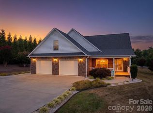 100 Rivercliff Dr, Hudson, NC 28638