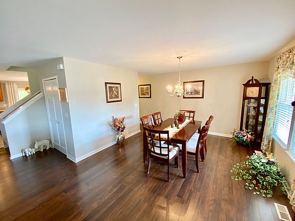 2nd image of 663 Hawthorn Ln