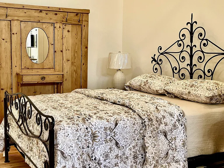 Queen Bed with great linen
