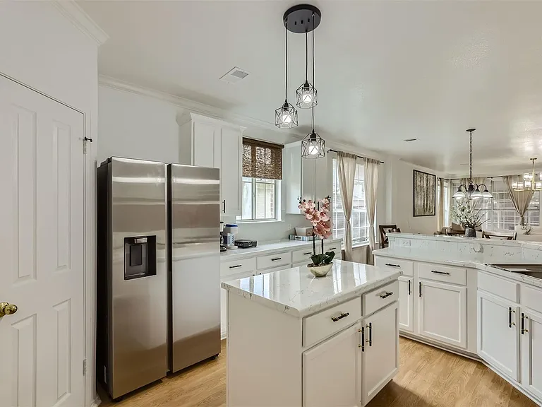 1016 Thackeray Ln — Photo 7