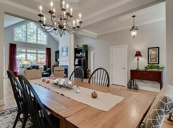 5th image of 135 Golden Oak Dr