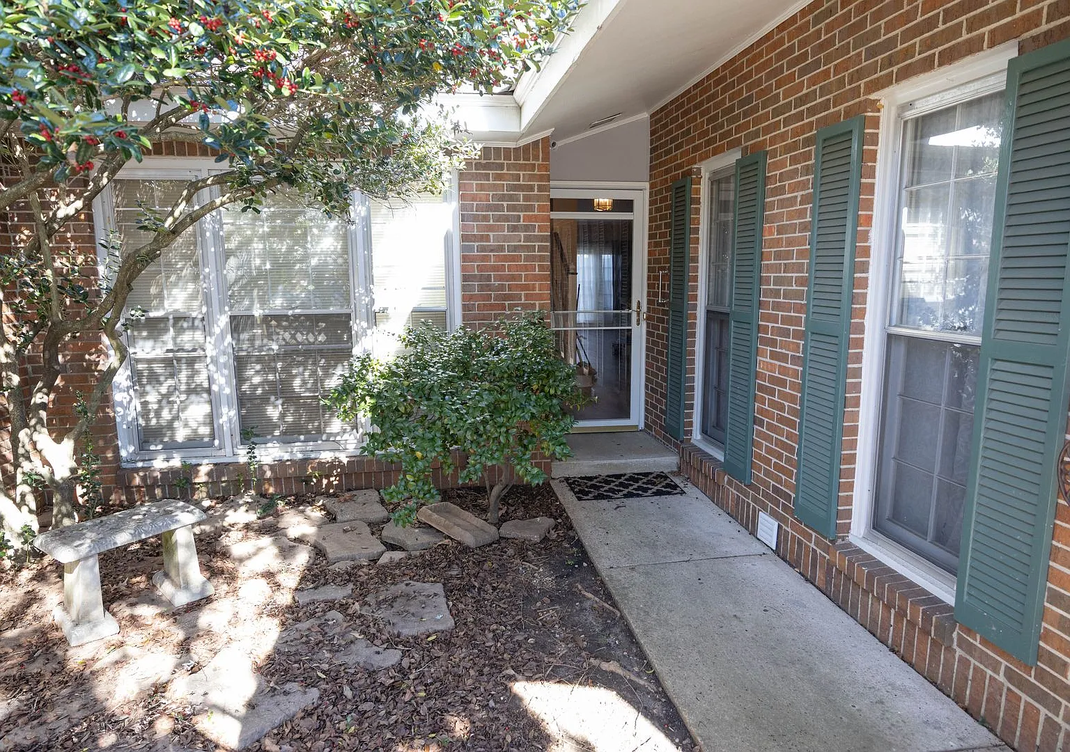 2043 Hazel Hedge Ln. — Photo 2