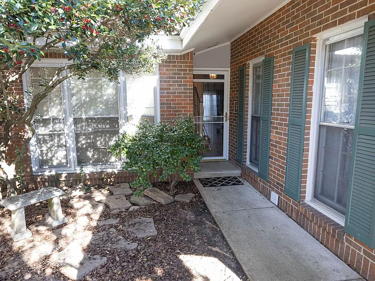 2043 Hazel Hedge Ln — Photo 2