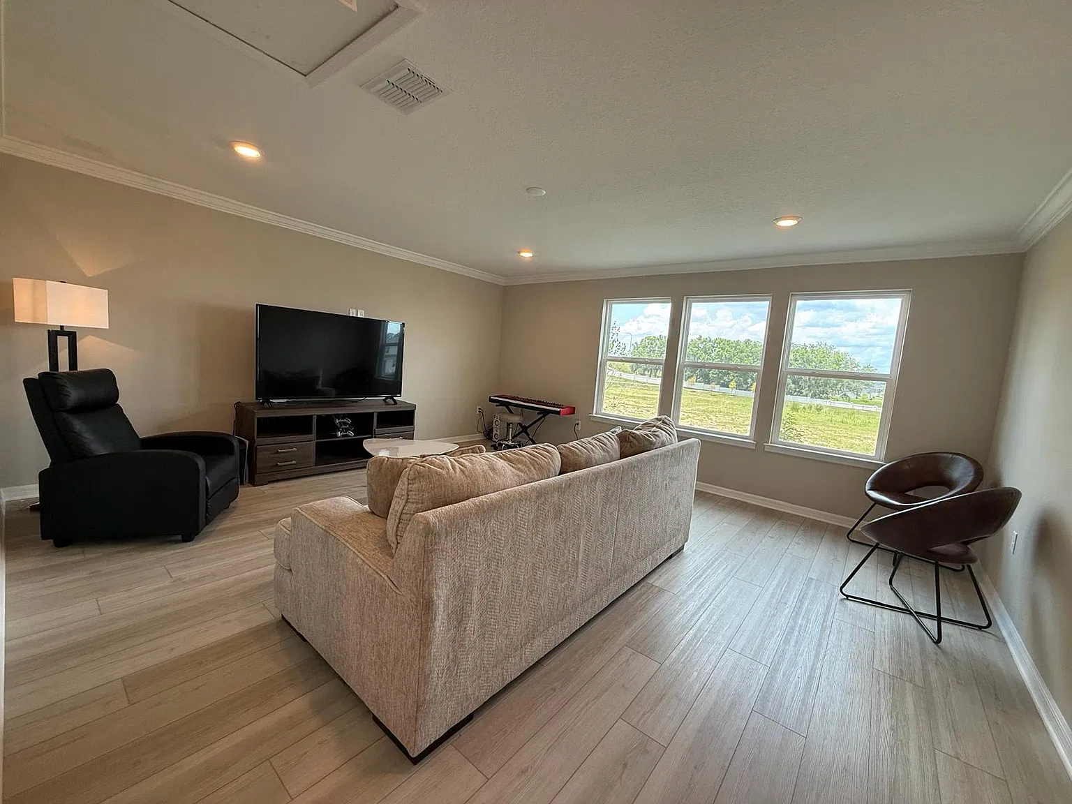 5 bed, 3635 sqft, $3,990 — Photo 3