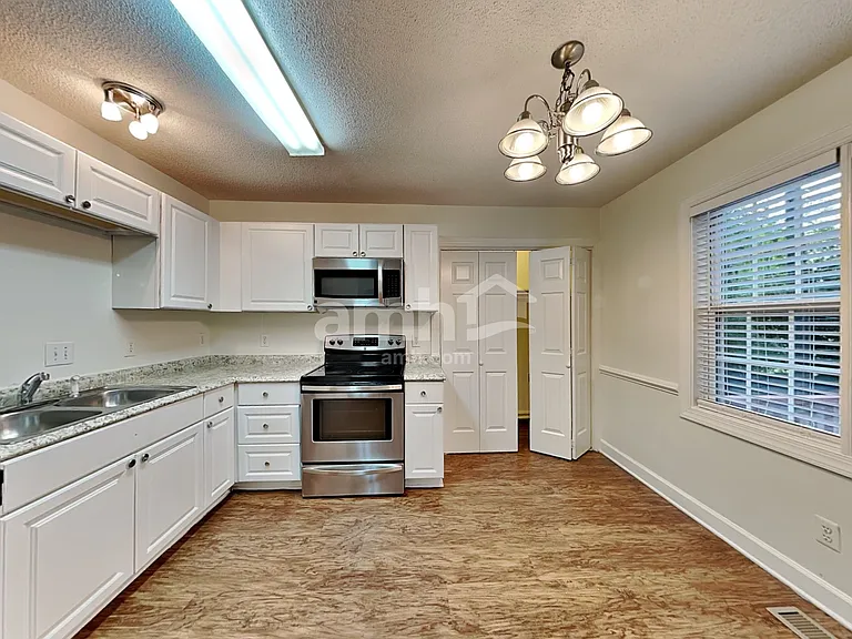 803 Delray Ln — Photo 3