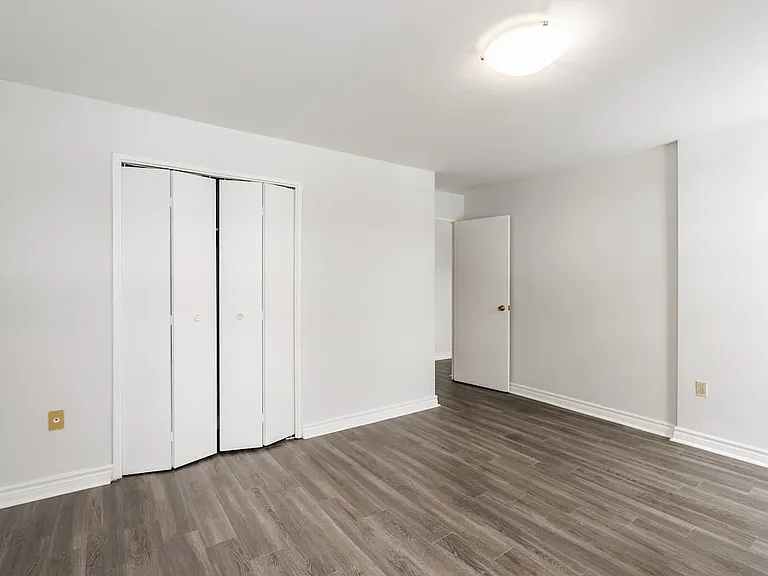 740 Wonderland Rd S — Photo 10