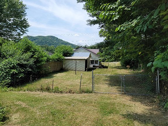 3rd image of 210 Damascus Dr