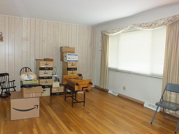 4th image of 444 Debra Ln
