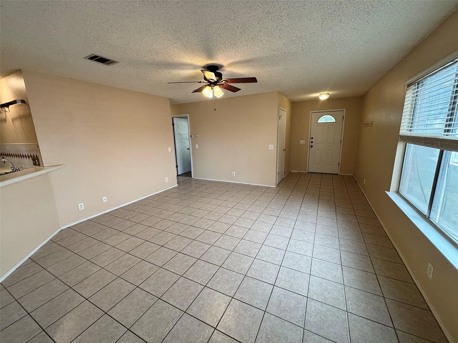 3 bed, 2.0 bath, 1402 sqft, $1,850 — Photo 3