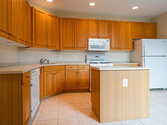 3rd image of 511 Kensington Ln