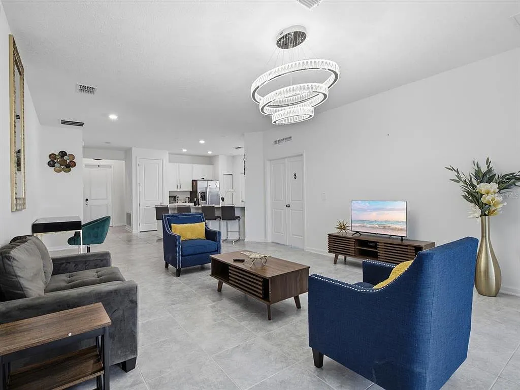 4 bed, 2.0 bath, 2135 sqft, $2,350 — Photo 4