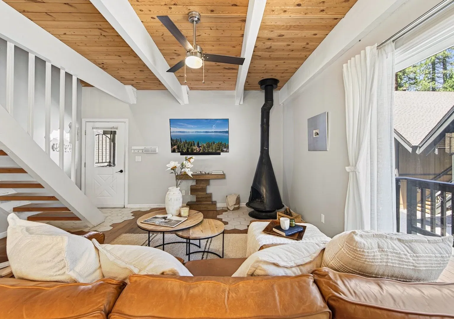 Spacious Condo with Balcony & Mountain Views — Photo 3