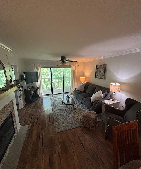 323 Edgewater Ln — Photo 2