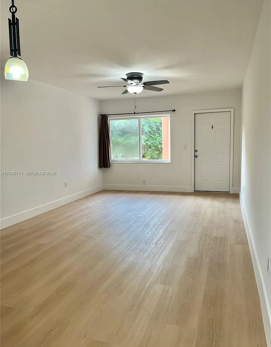 Coral Gardens Condo Bldg — Photo 4