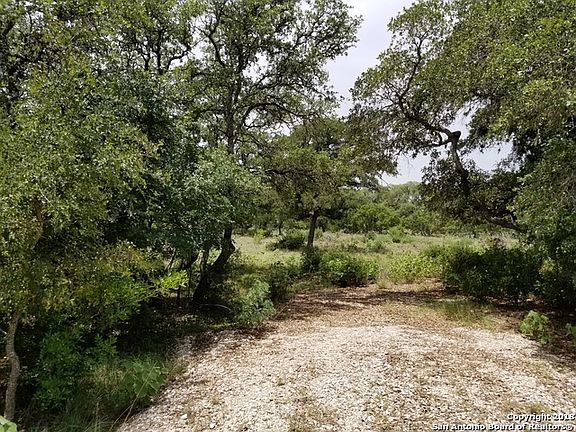 4th image of 525 Oak Village Dr