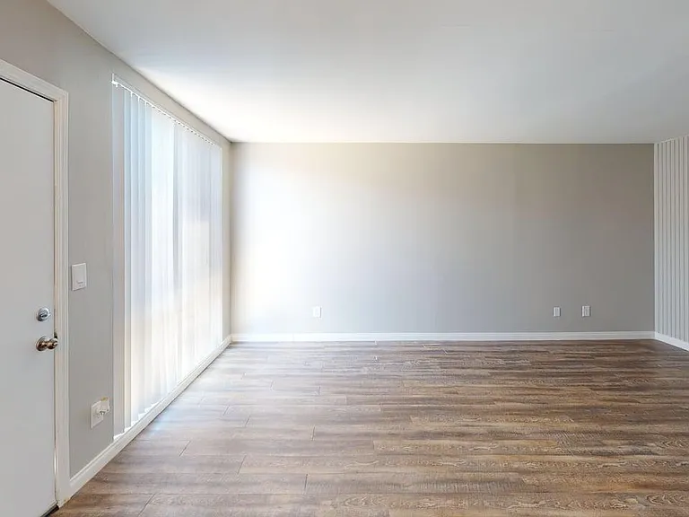 Chateau 16860 Chatsworth Apartments, LLC — Photo 8