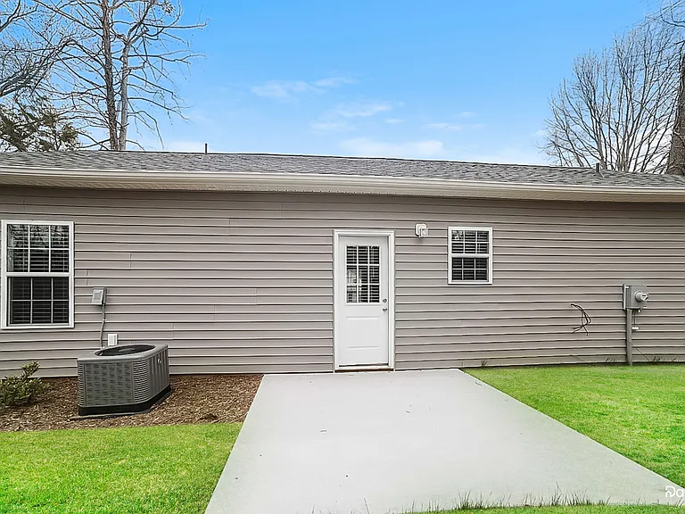 2048 Claxton Dr — Photo 11