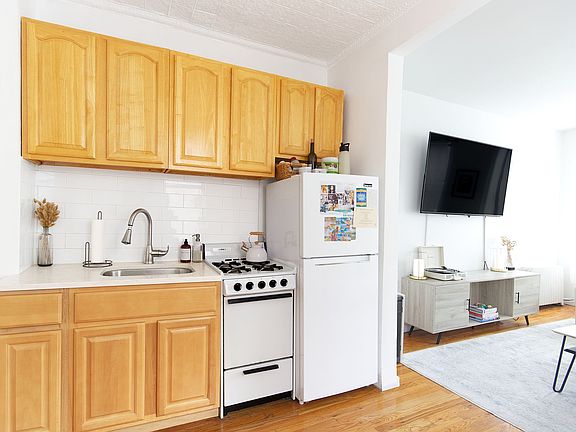 3rd image of 241 Mulberry St APT 17