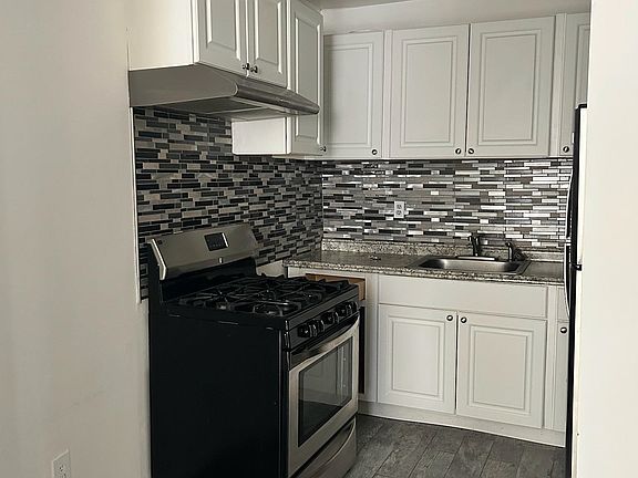 4th image of 344 Pavonia Ave #4
