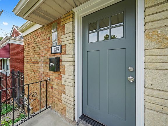 5th image of 819 E 98th Pl