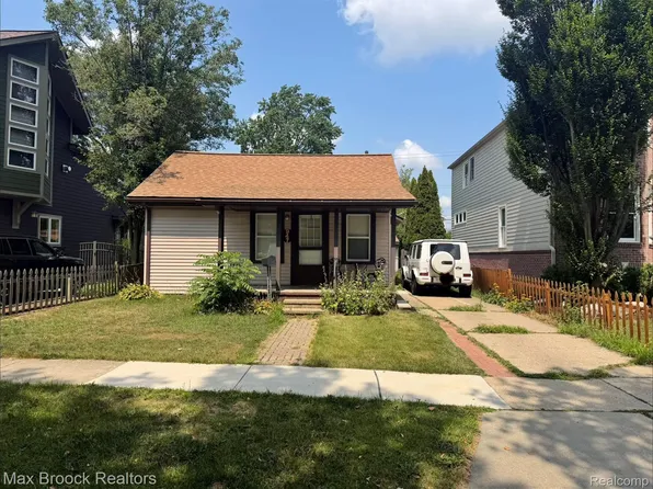 947 Bennaville Ave, Birmingham, MI 48009