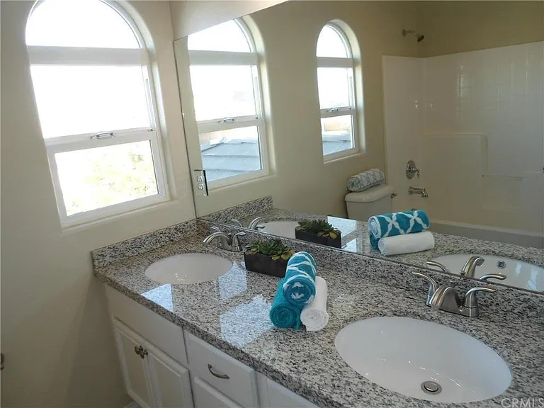 Brand new granite countertops throughout!