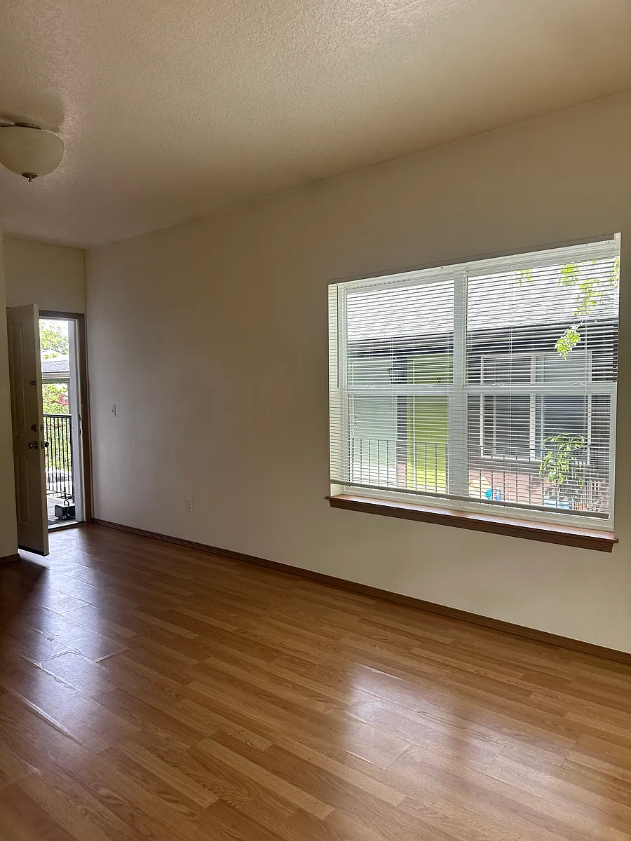 Building Photo - 410 E 15th Ave #6