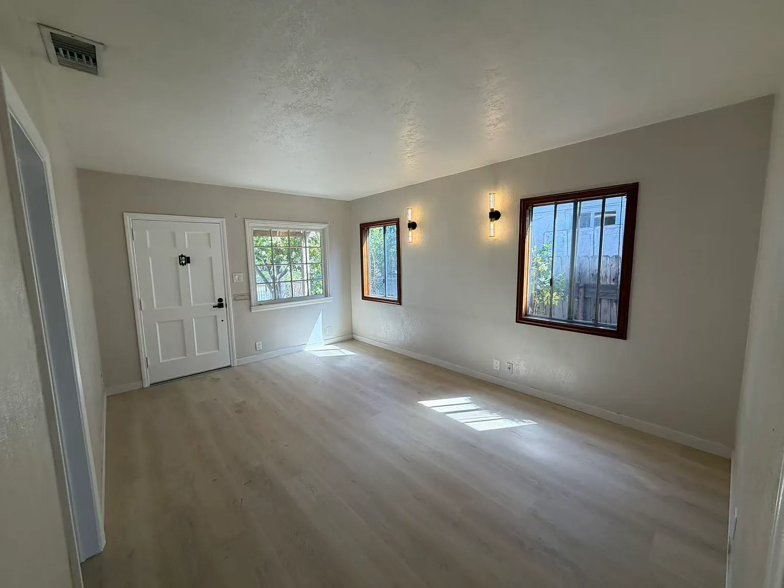 3 bed, 976 sqft, $3,300 — Photo 3
