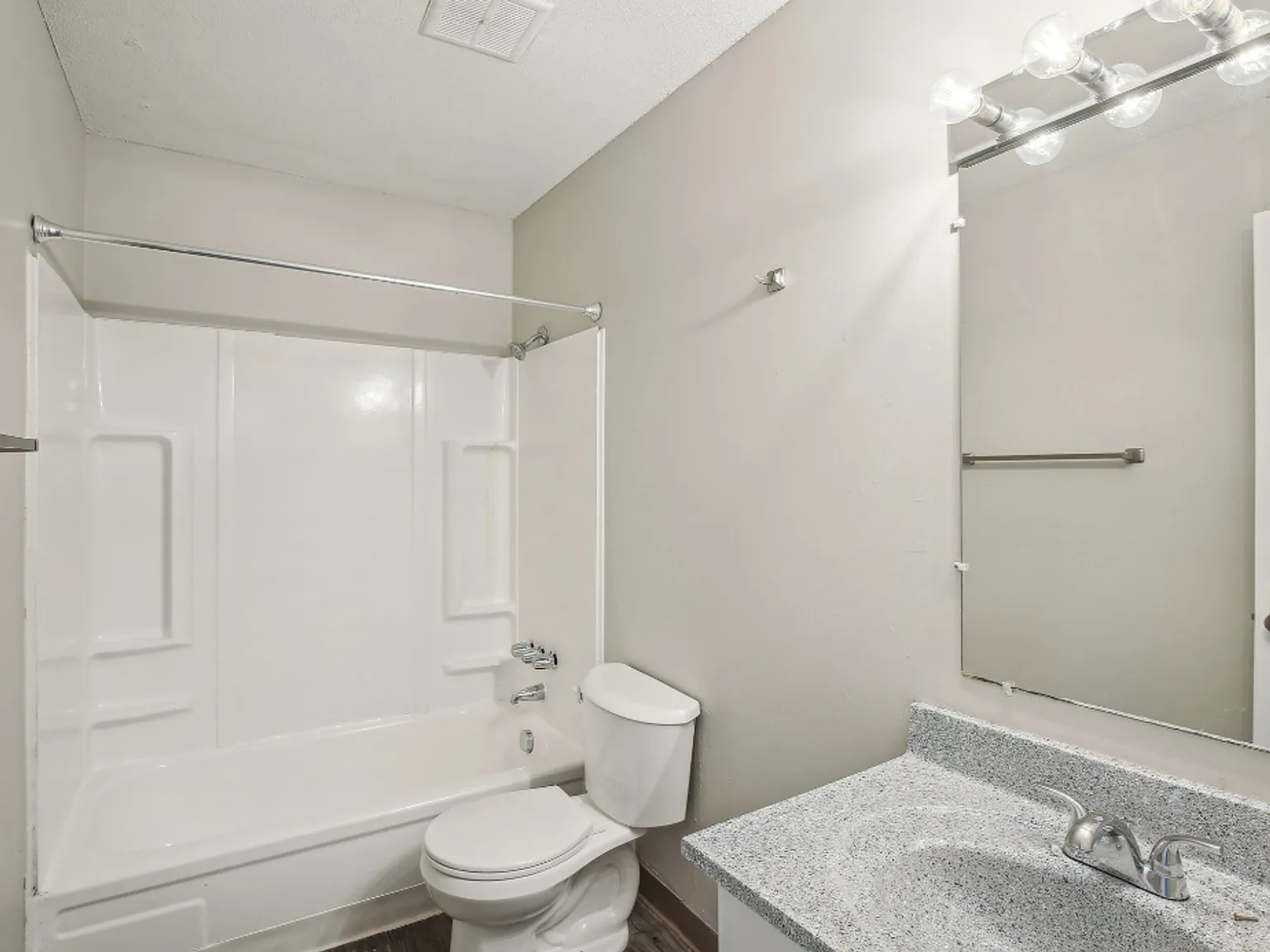 Broadway Ridge Apartments — Photo 4