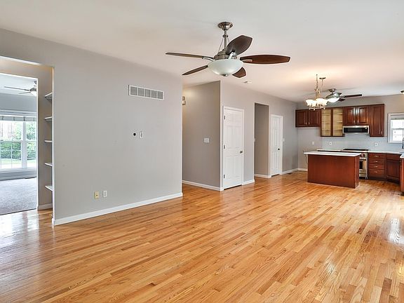 4th image of 11902 Manhattan Ave