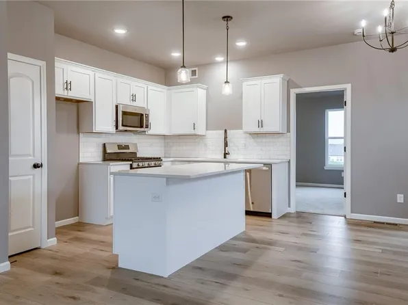 20560 Newcastle St, Spring Hill, KS 66083