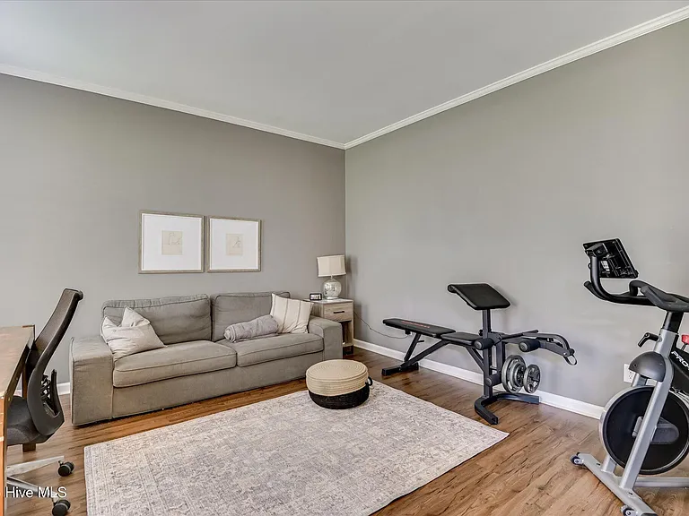 1084 Severn Dr — Photo 12