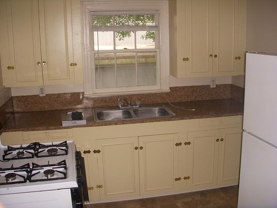 2nd image of 2205 1/2 Stanton St