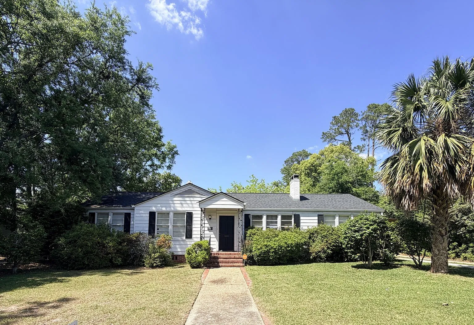 Large 3BD/2B with 2 living rooms! Walk to VSU!! — Photo 2