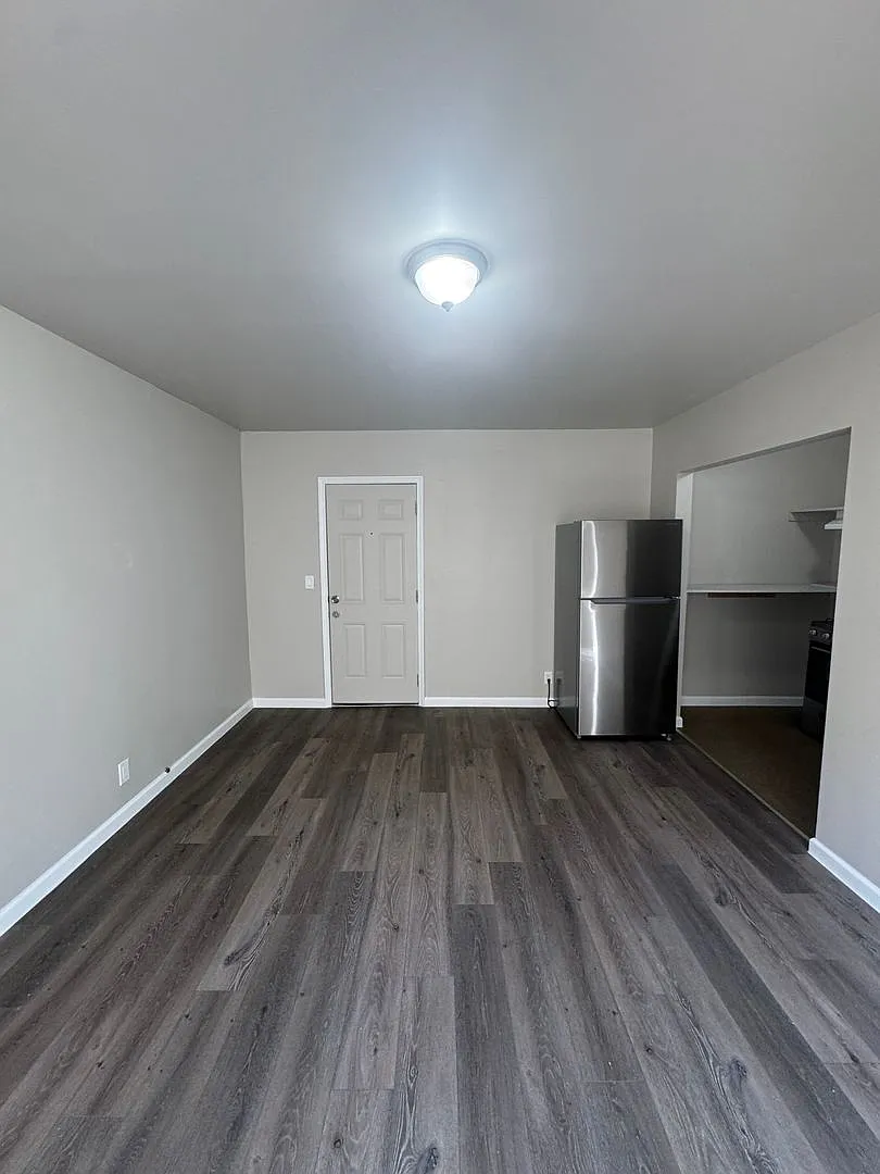 Crenshaw Apts LLC — Photo 1