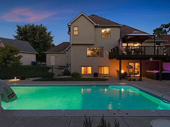 3rd image of 9487 White Oaks Ct N