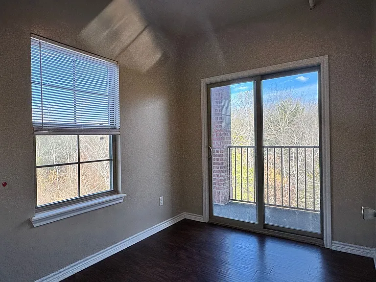 Bellwood Lake Apartments — Photo 7