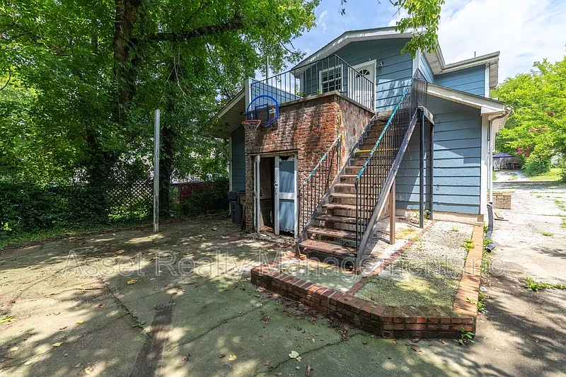 2 bed, 1.0 bath, $1,095 — Photo 2