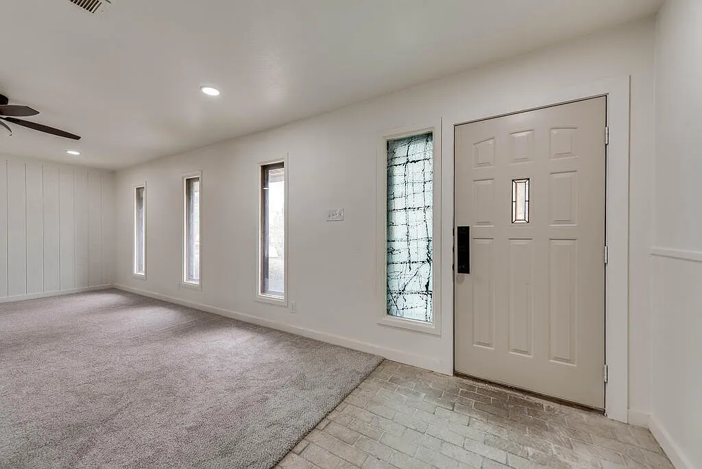 4 bed, 2.0 bath, 1877 sqft, $3,200 — Photo 2
