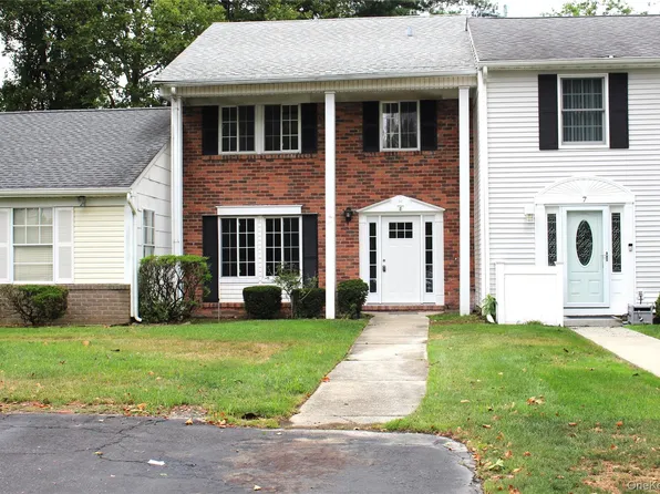 8 Lexington Court, Coram, NY 11727