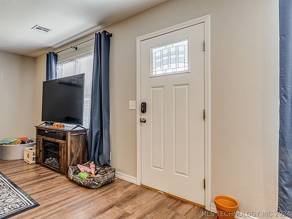 5th image of 1005 E Pfendler Ave