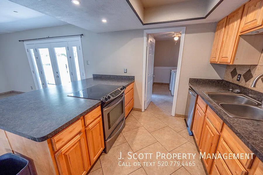 Available 1/15/2027 - Prime Tempe Location! Spacious Home With Pool And Walk-In Closets In Every ... — Photo 4