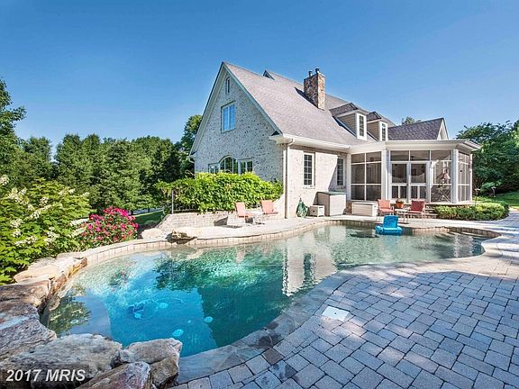 BACKYARD OASIS PERFECT FOR ENTERTAINING