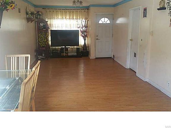 3rd image of 261 Curtiss St