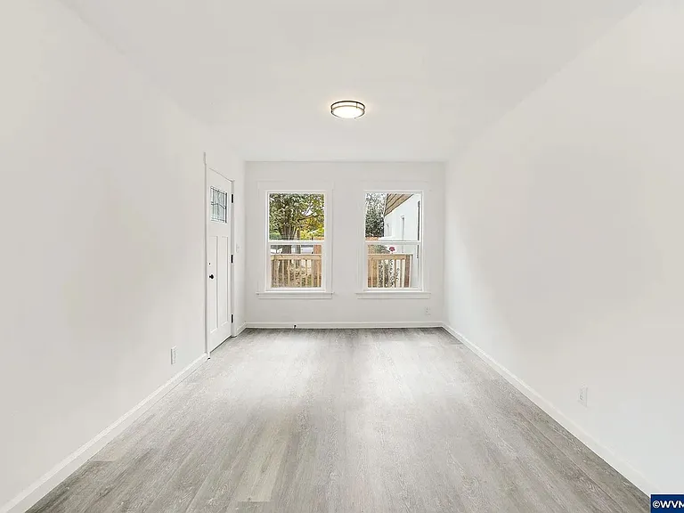 242 Jackson St E — Photo 23