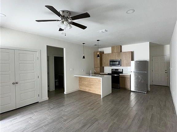 3rd image of 1204 Platinum Dr #4