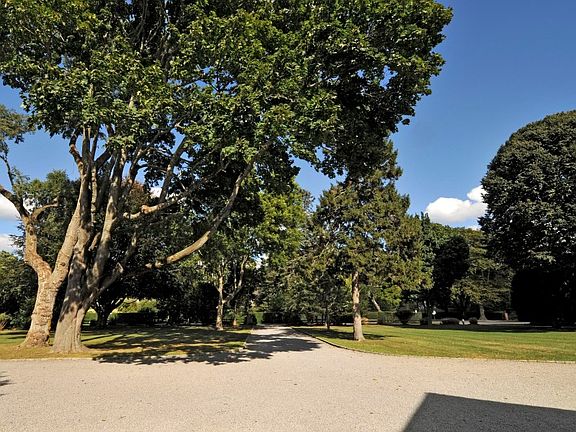 3rd image of 23 Hedges Ln